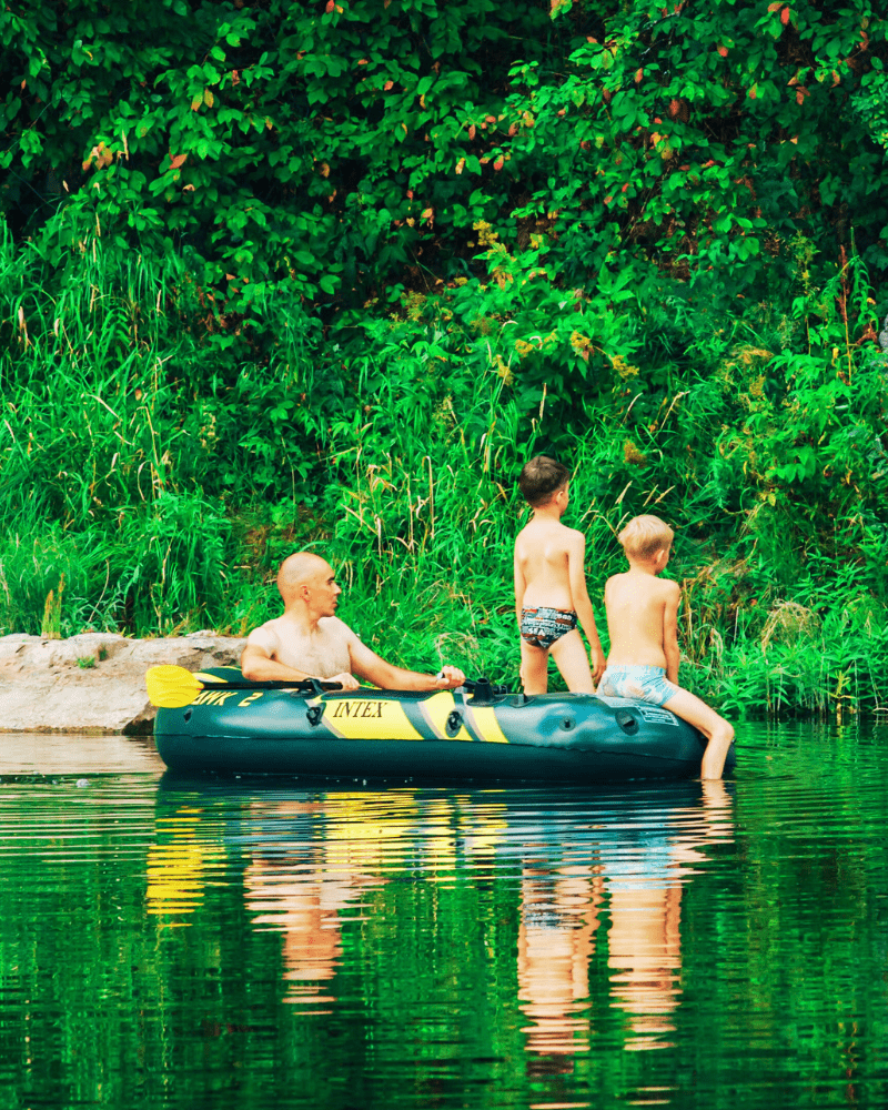 What is the recommended weight capacity for a kayak/inflatable boat?